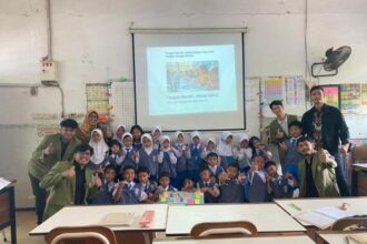 Mahasiswa foto bersama dengan para siswa/dok.aktual.co.id