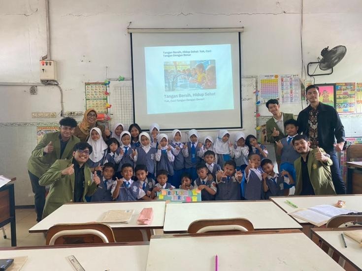 Mahasiswa foto bersama dengan para siswa/dok.aktual.co.id