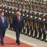 Xi JInping dan Donald J Trump sedang memeriksa barisan tentara/ Foto: APNews