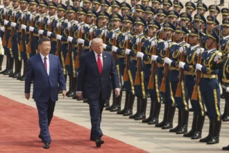 Xi JInping dan Donald J Trump sedang memeriksa barisan tentara/ Foto: APNews