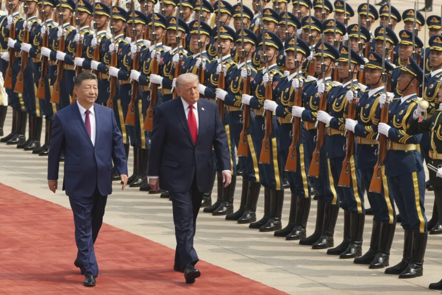 Xi JInping dan Donald J Trump sedang memeriksa barisan tentara/ Foto: APNews