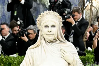 Busana Heidi Klum yang menarik perhatian Met Gala 2026/ Foto: wwd