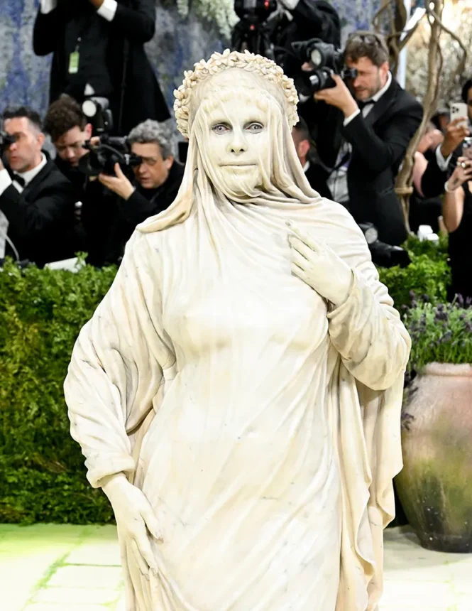Busana Heidi Klum yang menarik perhatian Met Gala 2026/ Foto: wwd