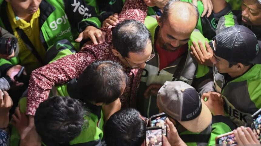Nadiem Makarim di tengah-tengah driver ojek online/ Foto: ANTARA