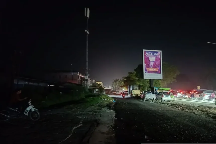 Kondisi jalan raya di Kota Pekanbaru dengan kondisi listrik padam total/ Foto: Courtesy ANTARA