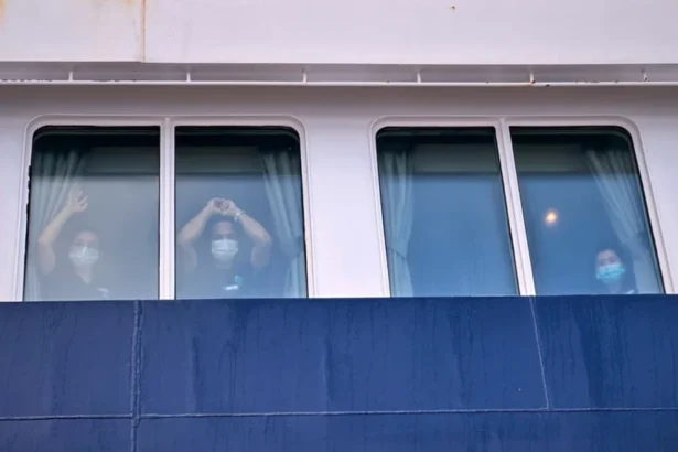 Para penumpang menyaksikan penumpang lain turun dari kapal pesiar MV Hondius yang terjangkit virus hantavirus di pelabuhan Granadilla di Tenerife, Kepulauan Canary, Spanyol/ Foto: APNews