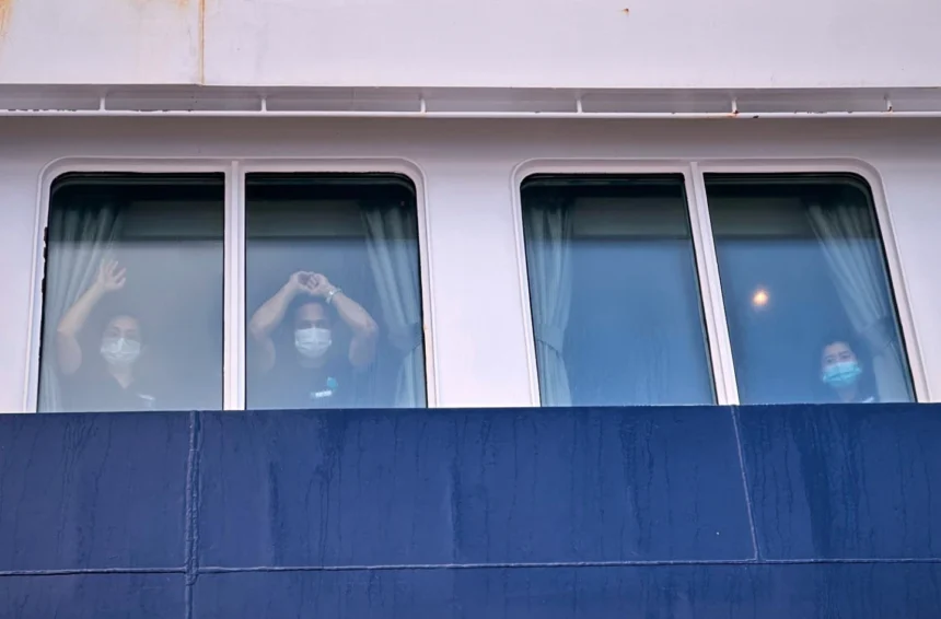 Para penumpang menyaksikan penumpang lain turun dari kapal pesiar MV Hondius yang terjangkit virus hantavirus di pelabuhan Granadilla di Tenerife, Kepulauan Canary, Spanyol/ Foto: APNews