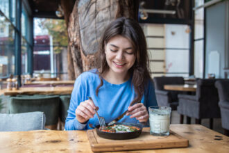 Ilustrasi makan/ Foto: freepik