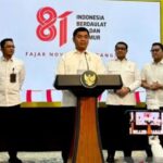 Sekretaris Presiden Letjen TNI Ariyo Windutomo (kiri), Wakil Menteri Sekretaris Negara Juri Ardiantoro (dua kiri), Menteri Ekonomi Kreatif Teuku Riefky Harsya (dua kanan), dan Deputi Bidang Protokol, Pers dan Media Sekretariat Presiden Kementerian Sekretariat Negara Yusuf Permana (kanan) mengumumkan logo resmi HUT Ke-81 RI di Kantor Presiden/ Foto: ANTARA