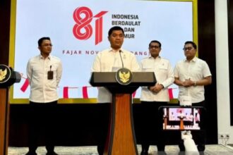 Sekretaris Presiden Letjen TNI Ariyo Windutomo (kiri), Wakil Menteri Sekretaris Negara Juri Ardiantoro (dua kiri), Menteri Ekonomi Kreatif Teuku Riefky Harsya (dua kanan), dan Deputi Bidang Protokol, Pers dan Media Sekretariat Presiden Kementerian Sekretariat Negara Yusuf Permana (kanan) mengumumkan logo resmi HUT Ke-81 RI di Kantor Presiden/ Foto: ANTARA
