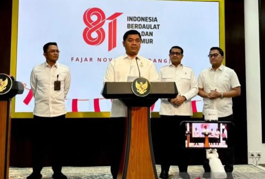 Sekretaris Presiden Letjen TNI Ariyo Windutomo (kiri), Wakil Menteri Sekretaris Negara Juri Ardiantoro (dua kiri), Menteri Ekonomi Kreatif Teuku Riefky Harsya (dua kanan), dan Deputi Bidang Protokol, Pers dan Media Sekretariat Presiden Kementerian Sekretariat Negara Yusuf Permana (kanan) mengumumkan logo resmi HUT Ke-81 RI di Kantor Presiden/ Foto: ANTARA