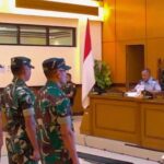 Paraterdakwa penyiraman air keras Andrie Yunus mendengar putusan Mahkamah Militer Jakarta/ Foto: ANTARA