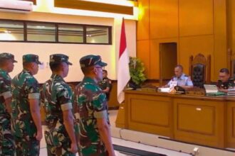 Paraterdakwa penyiraman air keras Andrie Yunus mendengar putusan Mahkamah Militer Jakarta/ Foto: ANTARA