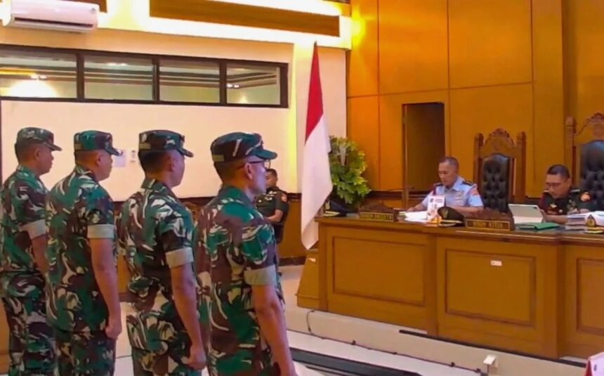 Paraterdakwa penyiraman air keras Andrie Yunus mendengar putusan Mahkamah Militer Jakarta/ Foto: ANTARA