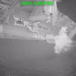 Tangkapan layar Komando Pusat AS menunjukkan rudal Hellfire ditembakkan ke kapal tanker yang mencoba menerobos blokade Amerika di Selat Hormuz/ Foto: The Guardian