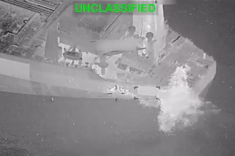 Tangkapan layar Komando Pusat AS menunjukkan rudal Hellfire ditembakkan ke kapal tanker yang mencoba menerobos blokade Amerika di Selat Hormuz/ Foto: The Guardian