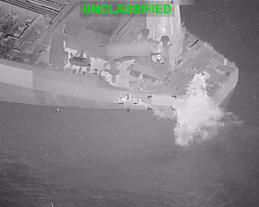 Tangkapan layar Komando Pusat AS menunjukkan rudal Hellfire ditembakkan ke kapal tanker yang mencoba menerobos blokade Amerika di Selat Hormuz/ Foto: The Guardian