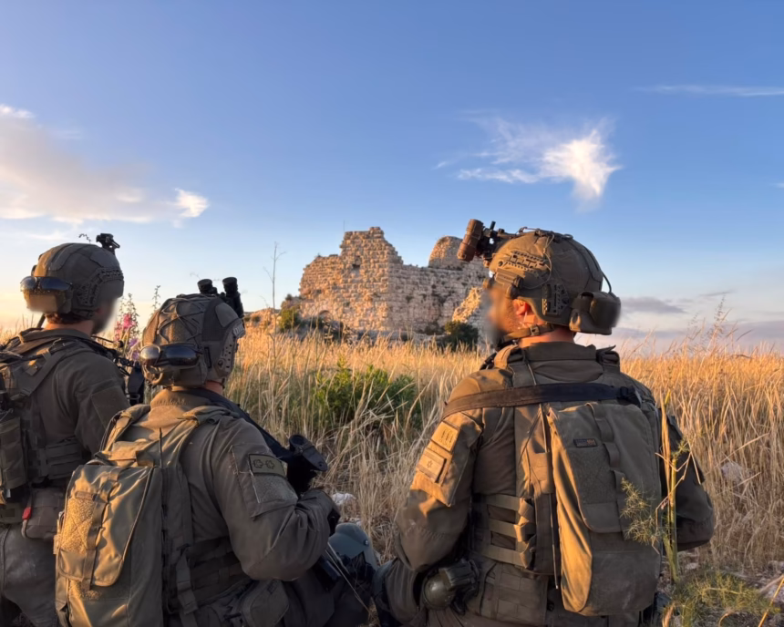 Gambar yang dirilis oleh IDF menunjukkan pasukan Israel di Kastil Beaufort di Lebanon selatan/ Foto: APNews