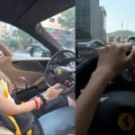 Lisa BLACKPINK di belakang kemudi Ferrari/ Foto: allkpop