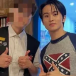 Mark dengan kaos yang mengundang kontroversi/ Foto: allkpop
