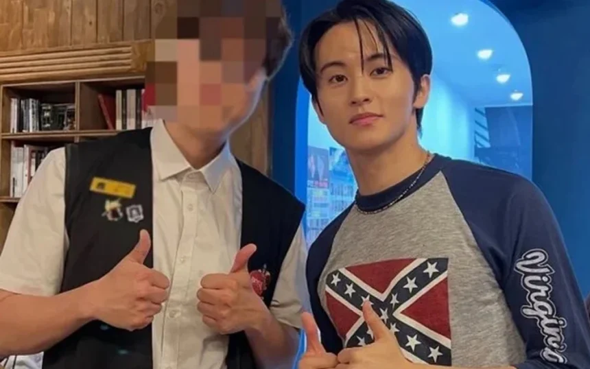 Mark dengan kaos yang mengundang kontroversi/ Foto: allkpop