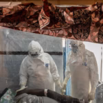 Petugas kesehatan merawat pasien Ebola di provinsi Ituri, DRC/ Foto: The Guardian