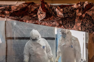 Petugas kesehatan merawat pasien Ebola di provinsi Ituri, DRC/ Foto: The Guardian
