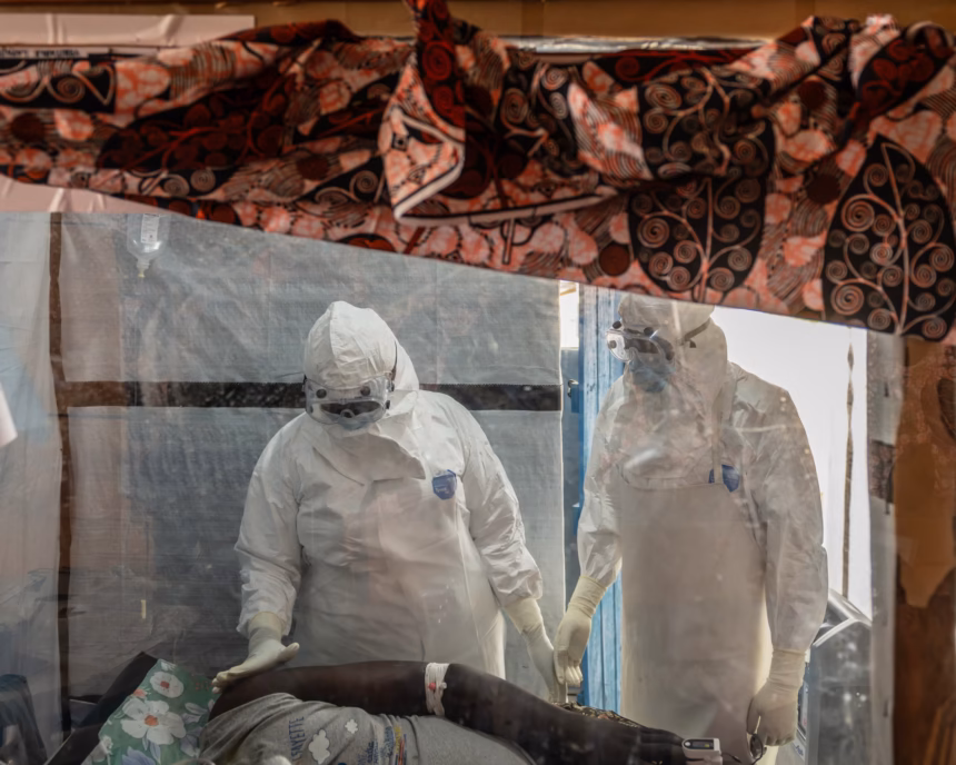 Petugas kesehatan merawat pasien Ebola di provinsi Ituri, DRC/ Foto: The Guardian