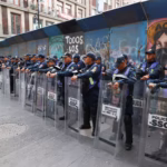 Petugas polisi berjaga di dekat zona penggemar Zócalo/ Foto: capture The Guardian