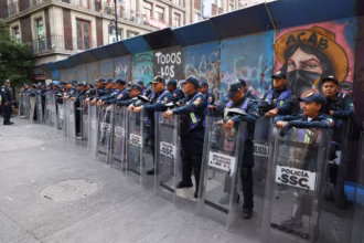 Petugas polisi berjaga di dekat zona penggemar Zócalo/ Foto: capture The Guardian