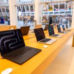 Produk-produk Apple dipajang di toko Apple di Manhattan/ Foto: The Guardian