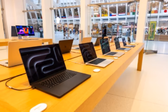 Produk-produk Apple dipajang di toko Apple di Manhattan/ Foto: The Guardian