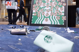 Aksi unjuk rasa di starbucks Korea/ Foto: The Guardian