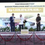 Jaksa Agung ST Burhanuddin menyerahkan secara simbolis PNBP hasil pemulihan aset oleh Kejaksaan RI kepada Menkeu Purbaya Yudhi Sadewa / Foto : kejaksaan