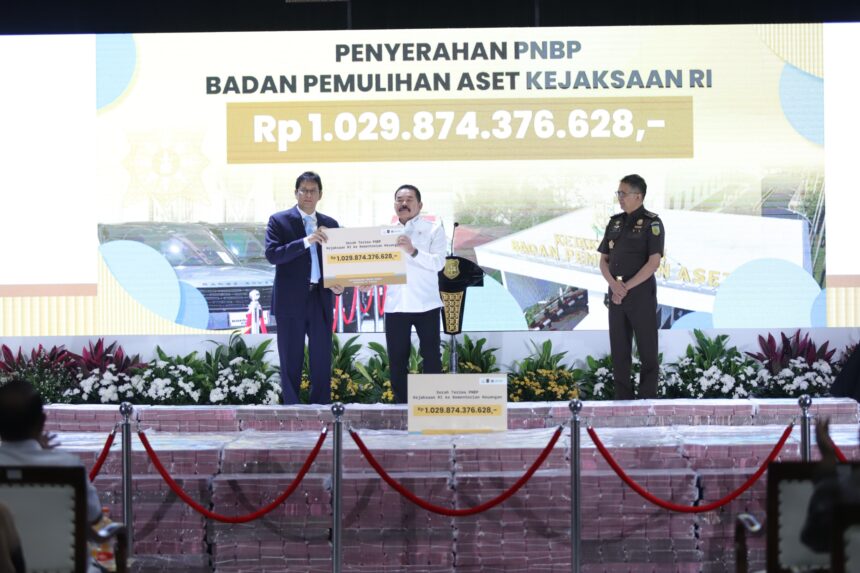 Jaksa Agung ST Burhanuddin menyerahkan secara simbolis PNBP hasil pemulihan aset oleh Kejaksaan RI kepada Menkeu Purbaya Yudhi Sadewa / Foto : kejaksaan