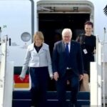 Presiden Jerman Frank-Walter Steinmeier beserta Ibu Negara Jerman Elke Büdenbender menuruni tangga pesawat di Pangkalan Udara TNI AU Halim Perdanakusuma Jakarta/ Foto: capture ANTARA