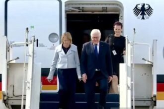 Presiden Jerman Frank-Walter Steinmeier beserta Ibu Negara Jerman Elke Büdenbender menuruni tangga pesawat di Pangkalan Udara TNI AU Halim Perdanakusuma Jakarta/ Foto: capture ANTARA