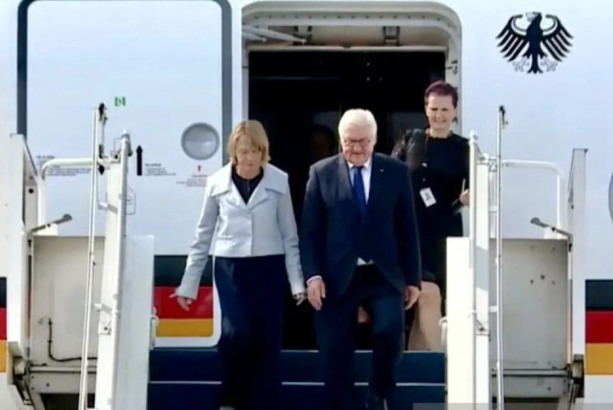 Presiden Jerman Frank-Walter Steinmeier beserta Ibu Negara Jerman Elke Büdenbender menuruni tangga pesawat di Pangkalan Udara TNI AU Halim Perdanakusuma Jakarta/ Foto: capture ANTARA