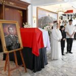 Presiden Prabowo Subianto memberikan penghormatan terakhir kepada almarhum Jenderal TNI (Purn) Ryamizard Ryacudu/ Foto: ANTARA