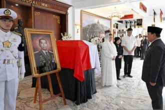 Presiden Prabowo Subianto memberikan penghormatan terakhir kepada almarhum Jenderal TNI (Purn) Ryamizard Ryacudu/ Foto: ANTARA