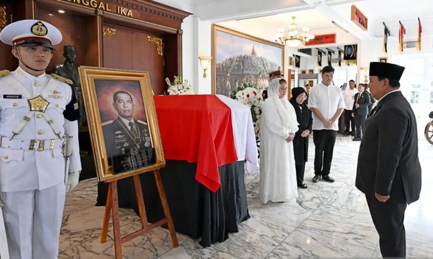 Presiden Prabowo Subianto memberikan penghormatan terakhir kepada almarhum Jenderal TNI (Purn) Ryamizard Ryacudu/ Foto: ANTARA