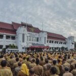 ASN baris di depan gedung Pemkot Surabaya/ Foto: Pemkot Surabaya