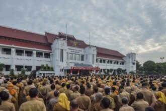 ASN baris di depan gedung Pemkot Surabaya/ Foto: Pemkot Surabaya