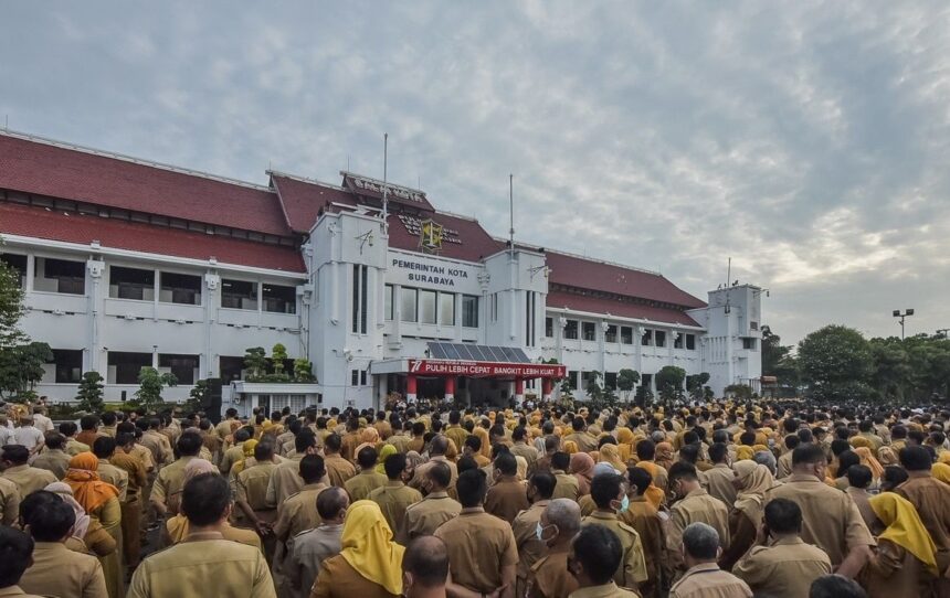 ASN baris di depan gedung Pemkot Surabaya/ Foto: Pemkot Surabaya