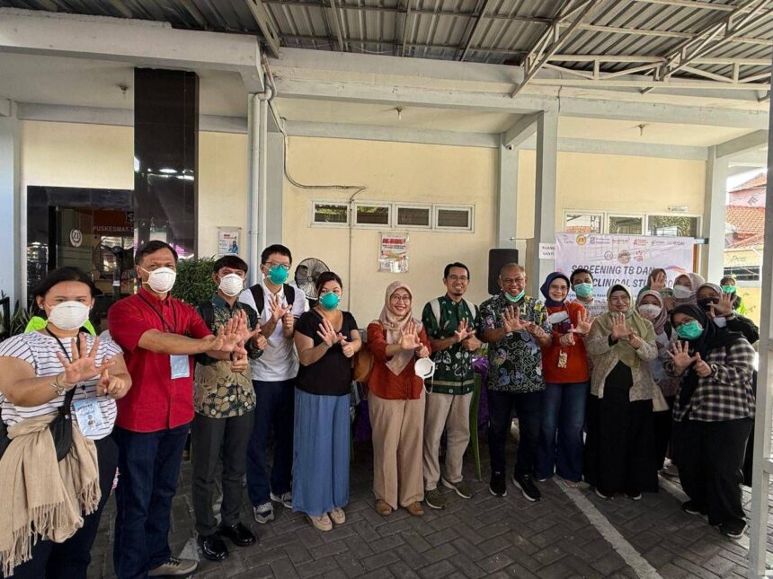 Dinkes Surabaya bersama FK Unair melakukan tracing TBC/ Foto: Pemkot Surabaya