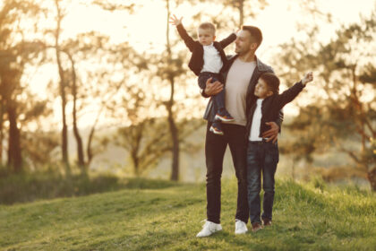 Ayah dan putra-putranya/ foto: freepik