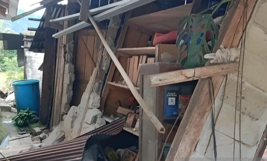 Rumah warga roboh dampak gempa di Palu/ Foto: capture ANTARA