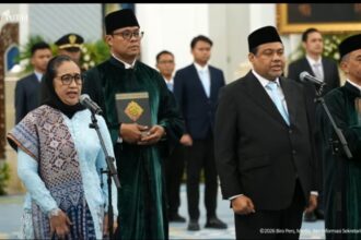 Nanik S. Deyang (kiri) saat dilantik sebagai Kepala BGN/ Foto: youtube