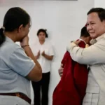 Presiden RI Prabowo Subianto memeluk salah satu siswa Sekolah Rakyat Menengah Pertama/ Foto: Setneg