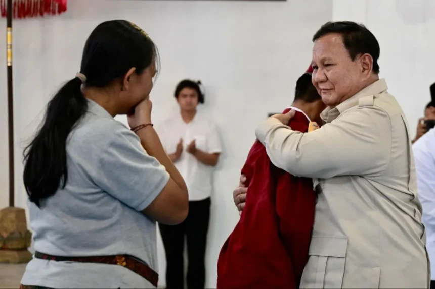 Presiden RI Prabowo Subianto memeluk salah satu siswa Sekolah Rakyat Menengah Pertama/ Foto: Setneg